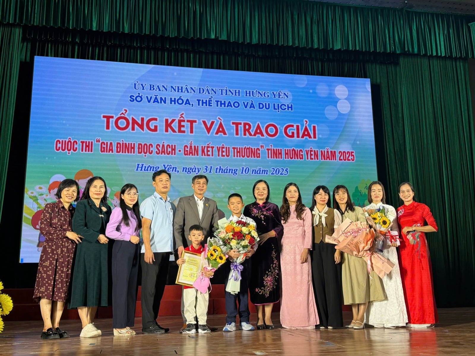 TRƯỜNG TIỂU HỌC ĐÔNG KẾT TỰ HÀO: GIA ĐÌNH EM ĐỖ TRỌNG ANH MINH ĐOẠT GIẢI BA CUỘC THI “GIA ĐÌNH ĐỌC SÁCH - GẮN KẾT YÊU THƯƠNG”