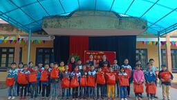 TIỂU HỌC ĐÔNG KẾT TRAO QUÀ TẾT CHO HỌC SINH XUÂN KỶ HỢI 2019
