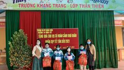 TRAO QUÀ TẾT CHO HS CÓ HOÀN CẢNH KHÓ KHĂN XUÂN TÂN SỬU 2021