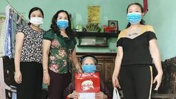 TRƯỜNG TIỂU HỌC ĐÔNG KẾT TẶNG QUÀ NHÂN KỈ NIỆM 74 NĂM NGÀY THƯƠNG BINH LIỆT SỸ