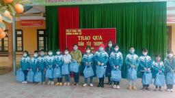 TRAO QUÀ TẾT CHO HỌC SINH CÓ HOÀN CẢNH KHÓ KHĂN XUÂN NHÂM DẦN 2022