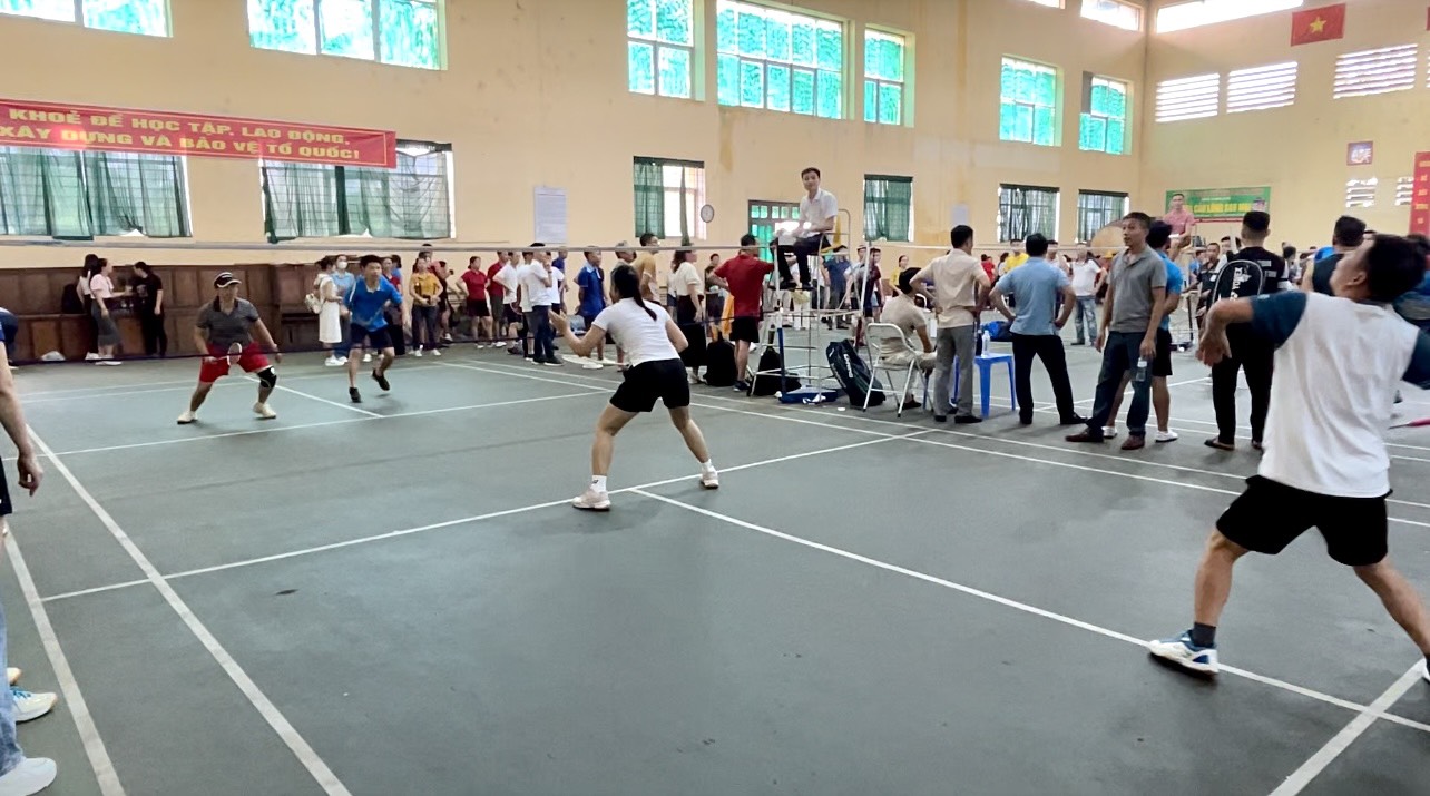 TRƯỜNG TIỂU HỌC ĐÔNG KẾT THAM GIA “HỘI THAO MÔN CẦU LÔNG, BÓNG BÀN, KÉO CO CNVCLĐ HUYỆN KHOÁI CHÂU NĂM 2024”