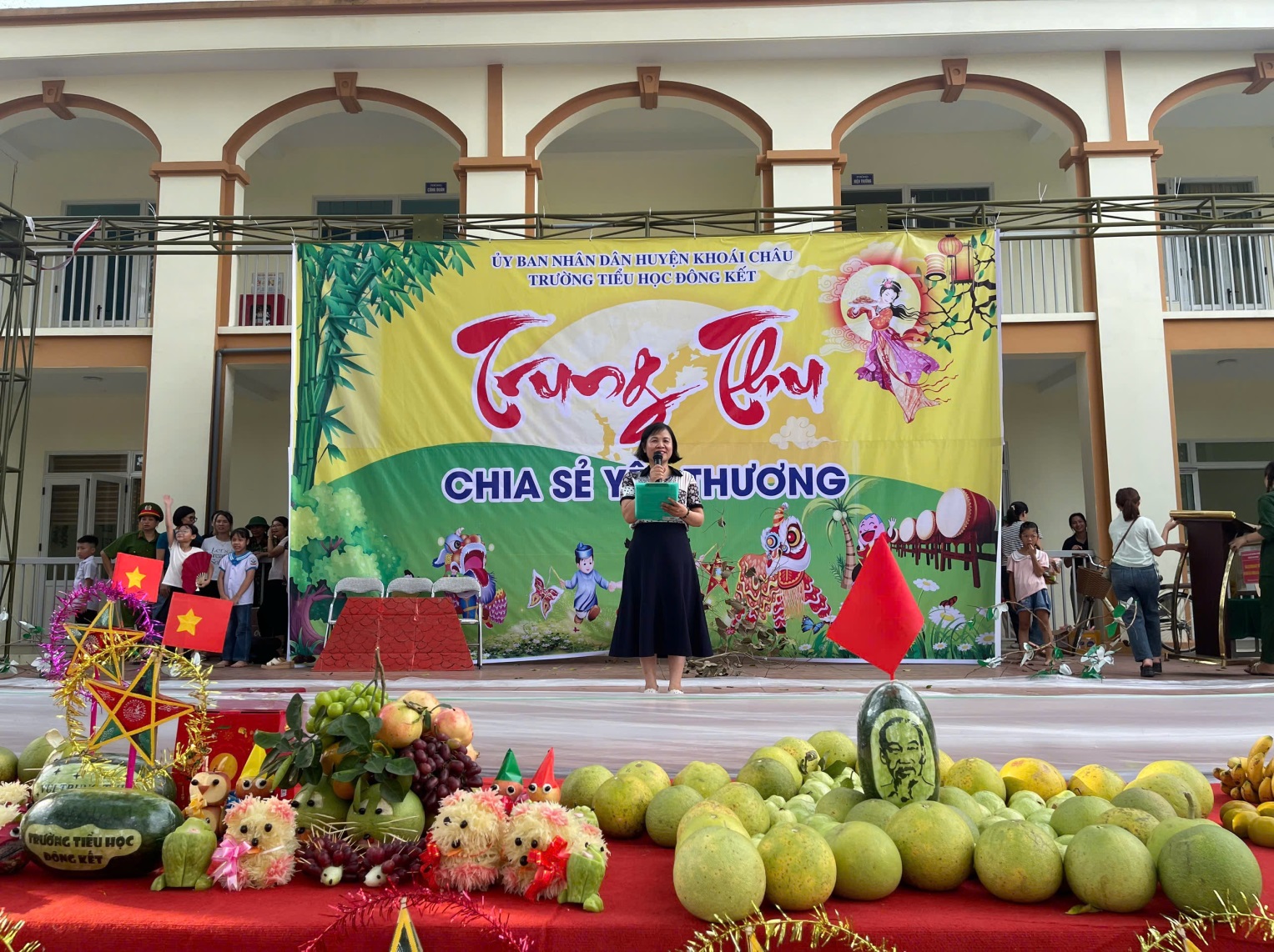 Tết Trung Thu 2024 - Mùa Trăng chia sẻ yêu thương của các em học sinh Trường Tiểu học Đông Kết.