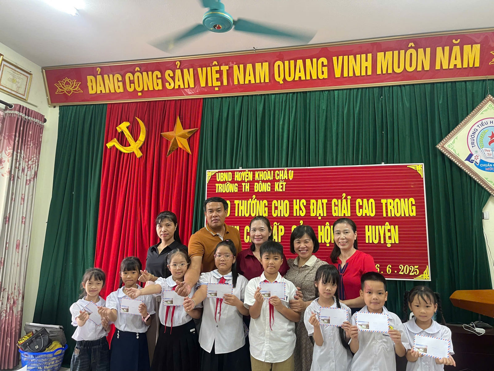 UỶ BAN NHÂN DÂN HUYỆN KHOÁI CHÂU TẶNG THƯỞNG QUỸ KHUYẾN HỌC CHO HỌC SINH TRƯỜNG TH ĐÔNG KẾT ĐẠT THÀNH TÍCH CAO TRONG CÁC CUỘC THI TRÊN MẠNG NĂM HỌC 2024 - 2025