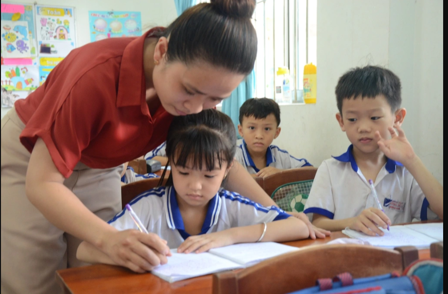 Chỉ đạo "nóng" từ Thủ tướng: Tuyển đủ biên chế, bảo đảm dạy 2 buổi/ngày