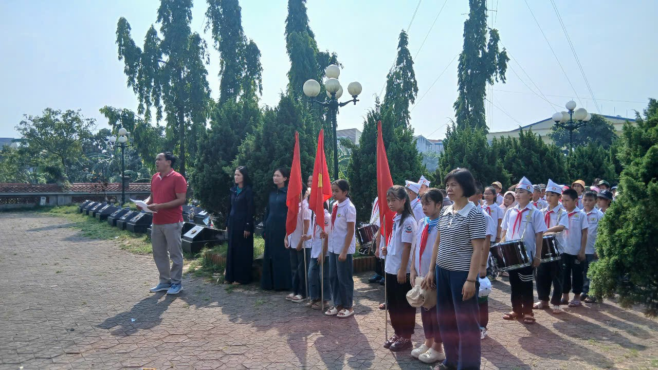 TRƯỜNG TIỂU HỌC ĐÔNG KẾT TỔ CHỨC CHO HỌC SINH DÂNG HƯƠNG TẠI NGHĨA TRANG LIỆT SĨ NHÂN NGÀY 27/7