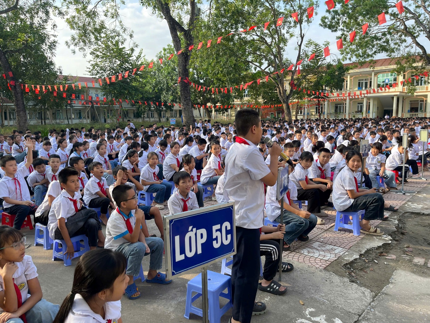 HOẠT ĐỘNG NGOẠI KHÓA “CA NGỢI PHỤ NỮ VIỆT NAM”