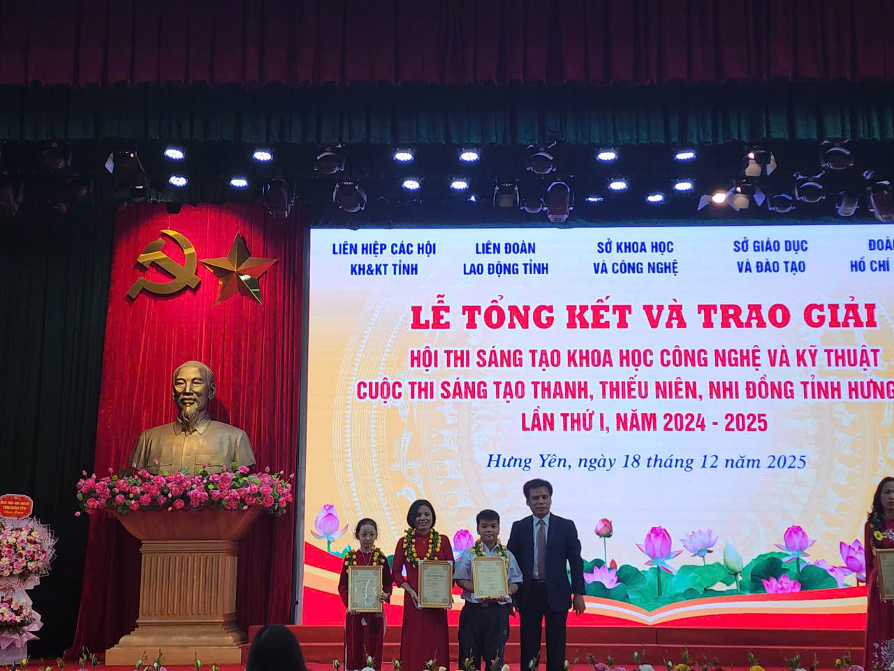 <a href='https://c1dongketkc.hungyen.edu.vn/tin-tuc/truong-tieu-hoc-dong-ket-tu-hao-voi-giai-ba-tai-hoi-thi-sang-tao-khoa-hoc-tinh-hung-yen-lan-i.html'>TRƯỜNG TIỂU HỌC ĐÔNG KẾT TỰ HÀO VỚI GIẢI BA TẠI HỘI THI SÁNG TẠO KHOA HỌC TỈNH HƯNG YÊN LẦN I</a>