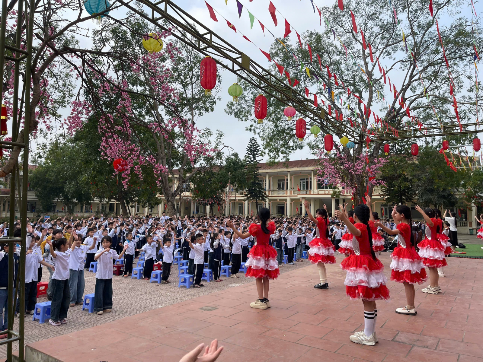 <a href='https://c1dongketkc.hungyen.edu.vn/tin-tuc/hoat-dong-ngoai-khoa-chao-mung-ngay-quoc-te-phu-nu-83.html'>HOẠT ĐỘNG NGOẠI KHÓA CHÀO MỪNG NGÀY QUỐC TẾ PHỤ NỮ 8/3</a>