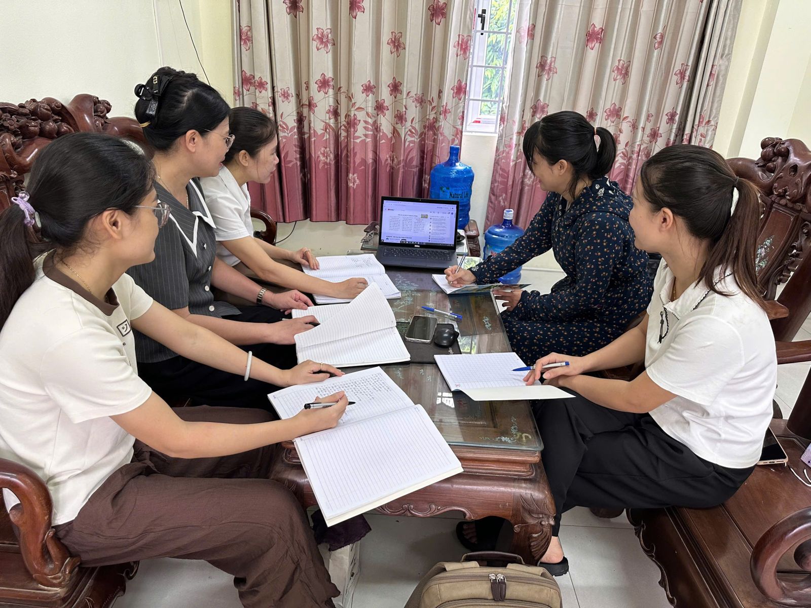 <a href='https://c1dongketkc.hungyen.edu.vn/tin-tuc/truong-th-dong-ket-tham-gia-tap-huan-boi-duong-giao-vien-su-dung-sach-giao-khoa-mon-dao-duc-lop-5-theo-bo-sach-giao-khoa-thong-nhat-toan-quoc.html'>TRƯỜNG TH ĐÔNG KẾT THAM GIA TẬP HUẤN, BỒI DƯỠNG GIÁO VIÊN SỬ DỤNG SÁCH GIÁO KHOA MÔN ĐẠO ĐỨC LỚP 5 THEO BỘ SÁCH GIÁO KHOA THỐNG NHẤT TOÀN QUỐC</a>